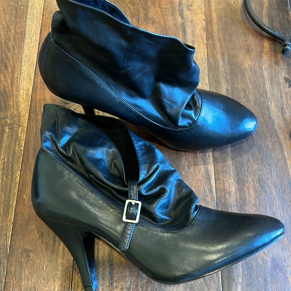 Nine West Black Pumps With Small Buckle Accent Size 71/2 - Picture 4 of 11